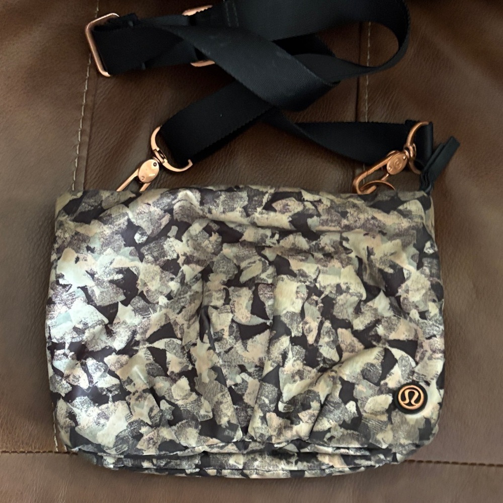lululemon athletica Abstract Black and Cream Crossbody with Rose‎ Gold Hardware